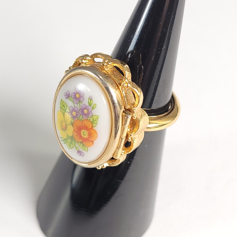 Avon Vintage Gold Tone Floral Porcelain Cabochon Adjustable Cocktail Ring